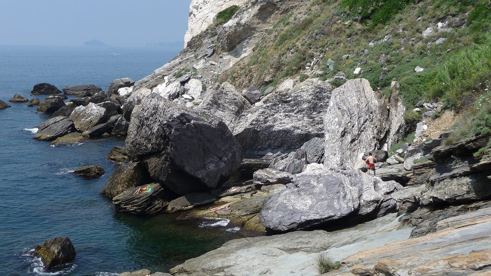 Punta Bianca — white cliffs + WWII Batteria Dante de Lutti